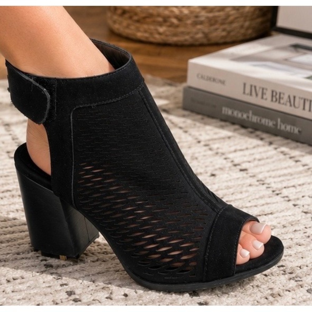 Vince Camuto Heeled Sandals Black Leather Laser Cut Peep Toe Block Heel Size 6M